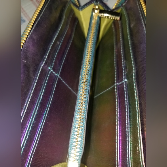 ❌ Sold ❌ Holographic Tory Burch wallet **FAIR** - Picture 3 of 12